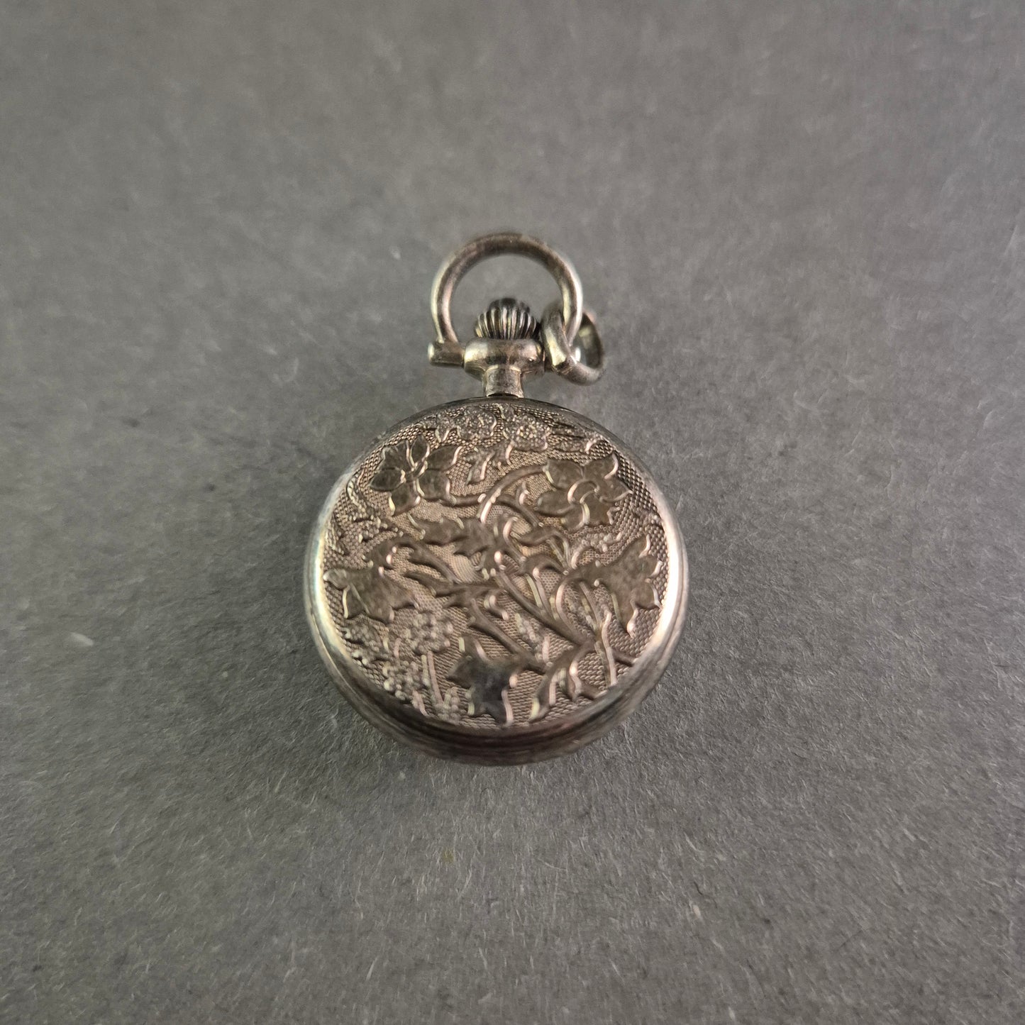 Pallas Jowa Taschenuhr – Florale Gravur und klassisches Design