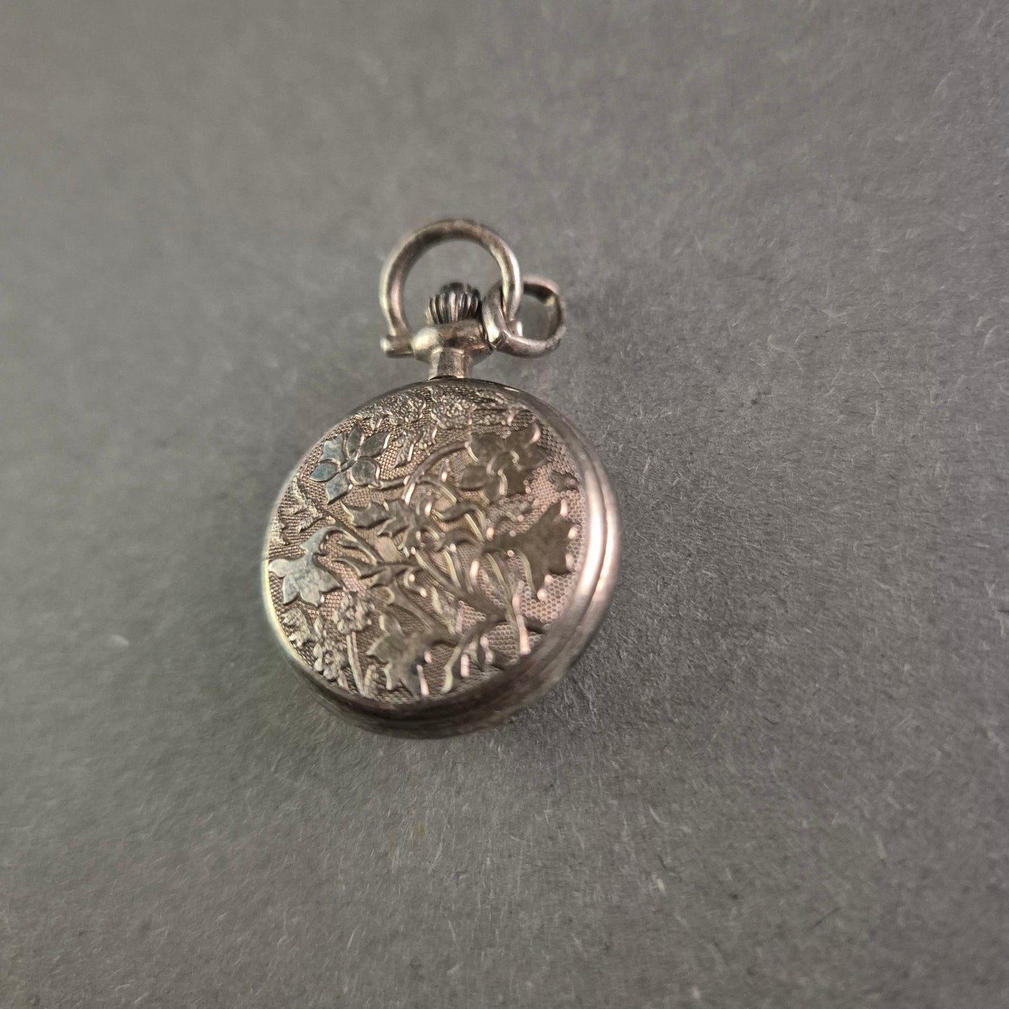 Pallas Jowa Taschenuhr – Florale Gravur und klassisches Design