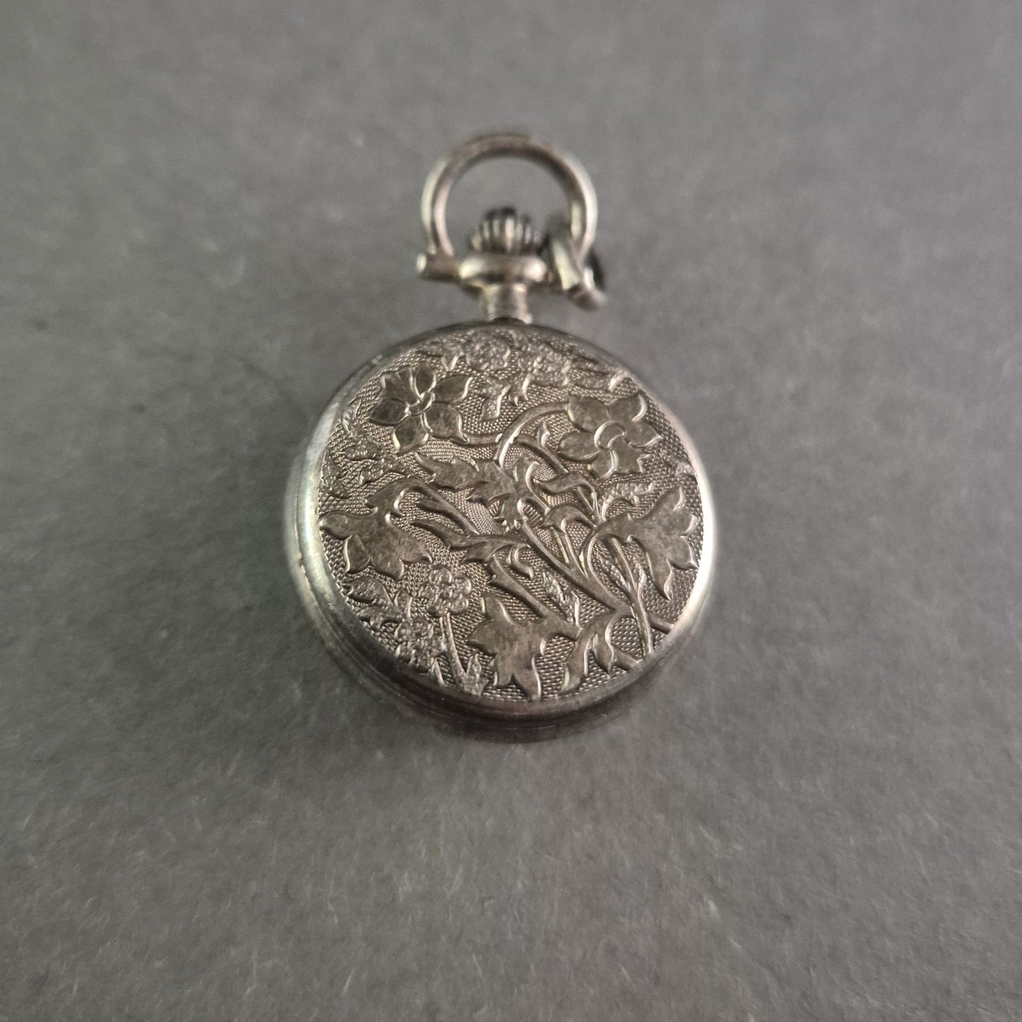 Pallas Jowa Taschenuhr – Florale Gravur und klassisches Design