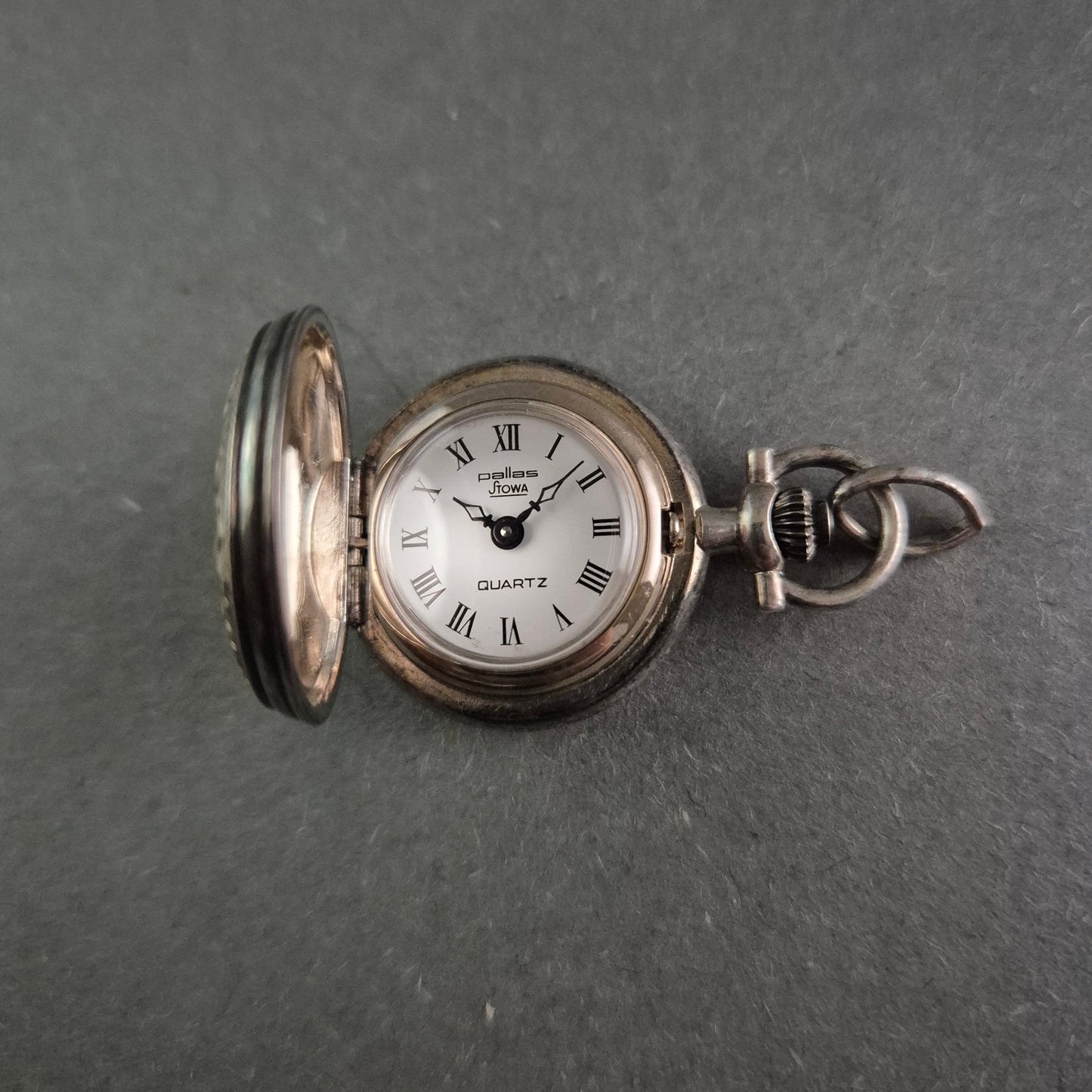 Pallas Jowa Taschenuhr – Florale Gravur und klassisches Design