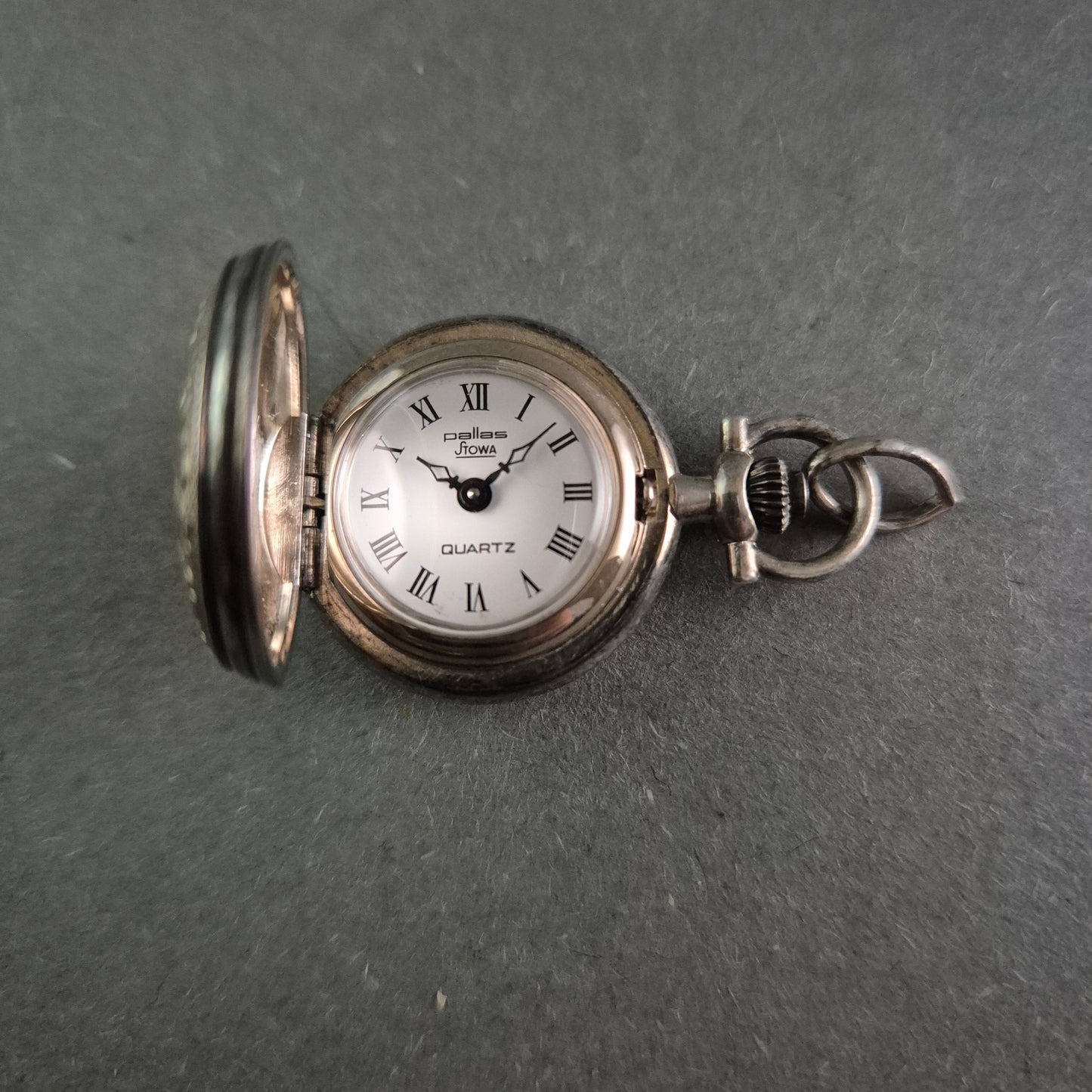 Pallas Jowa Taschenuhr – Florale Gravur und klassisches Design