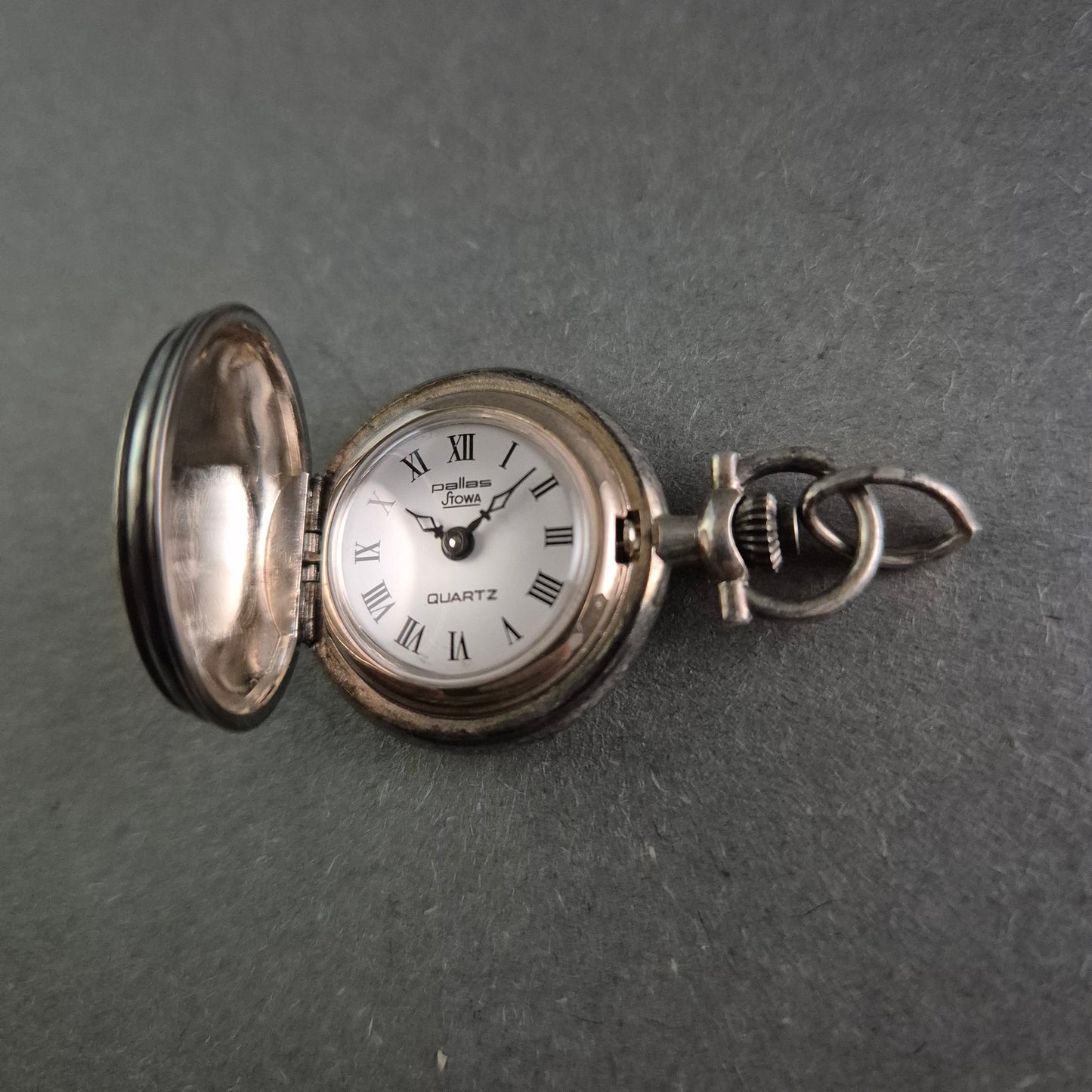 Pallas Jowa Taschenuhr – Florale Gravur und klassisches Design