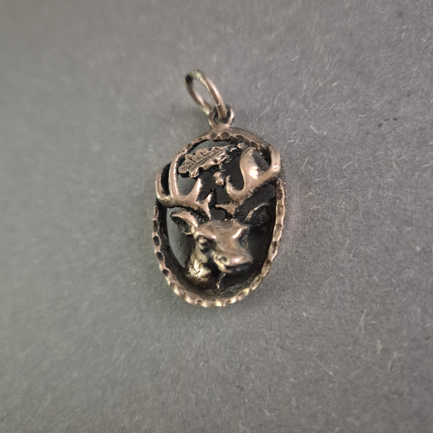 Vintage Silberanhänger mit Hirschmotiv – Jagdmotiv im klassischen Design