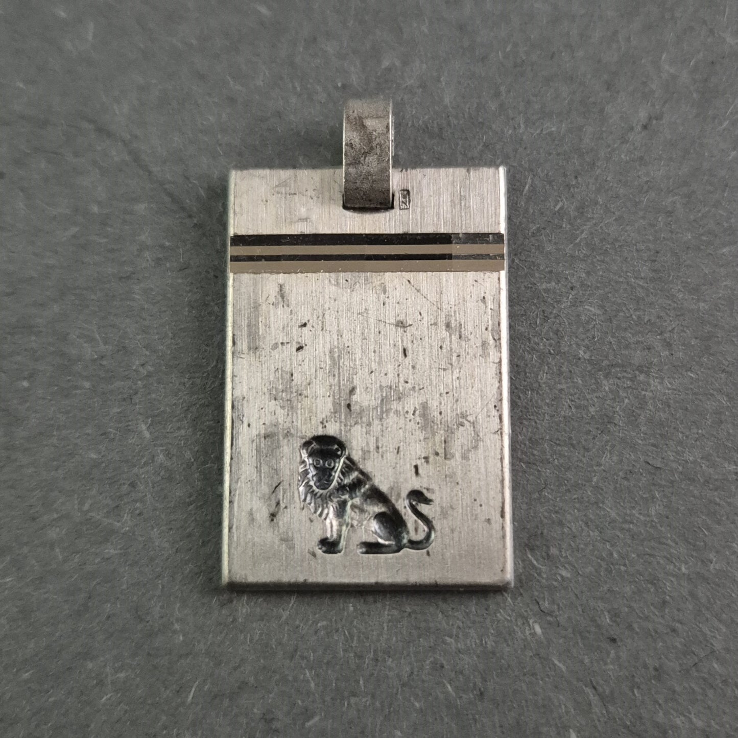 Silberner Anhänger mit Löwenmotiv – Klassisches Design mit Eleganz