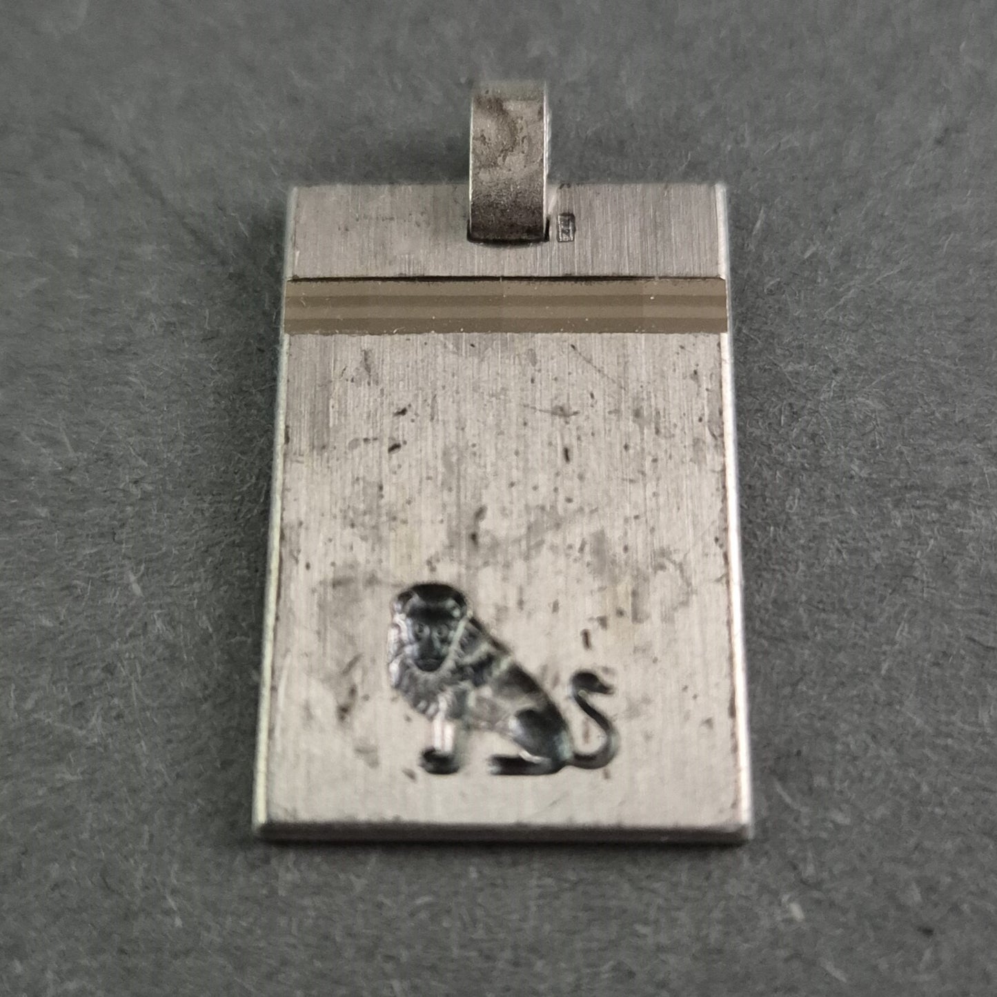 Silberner Anhänger mit Löwenmotiv – Klassisches Design mit Eleganz