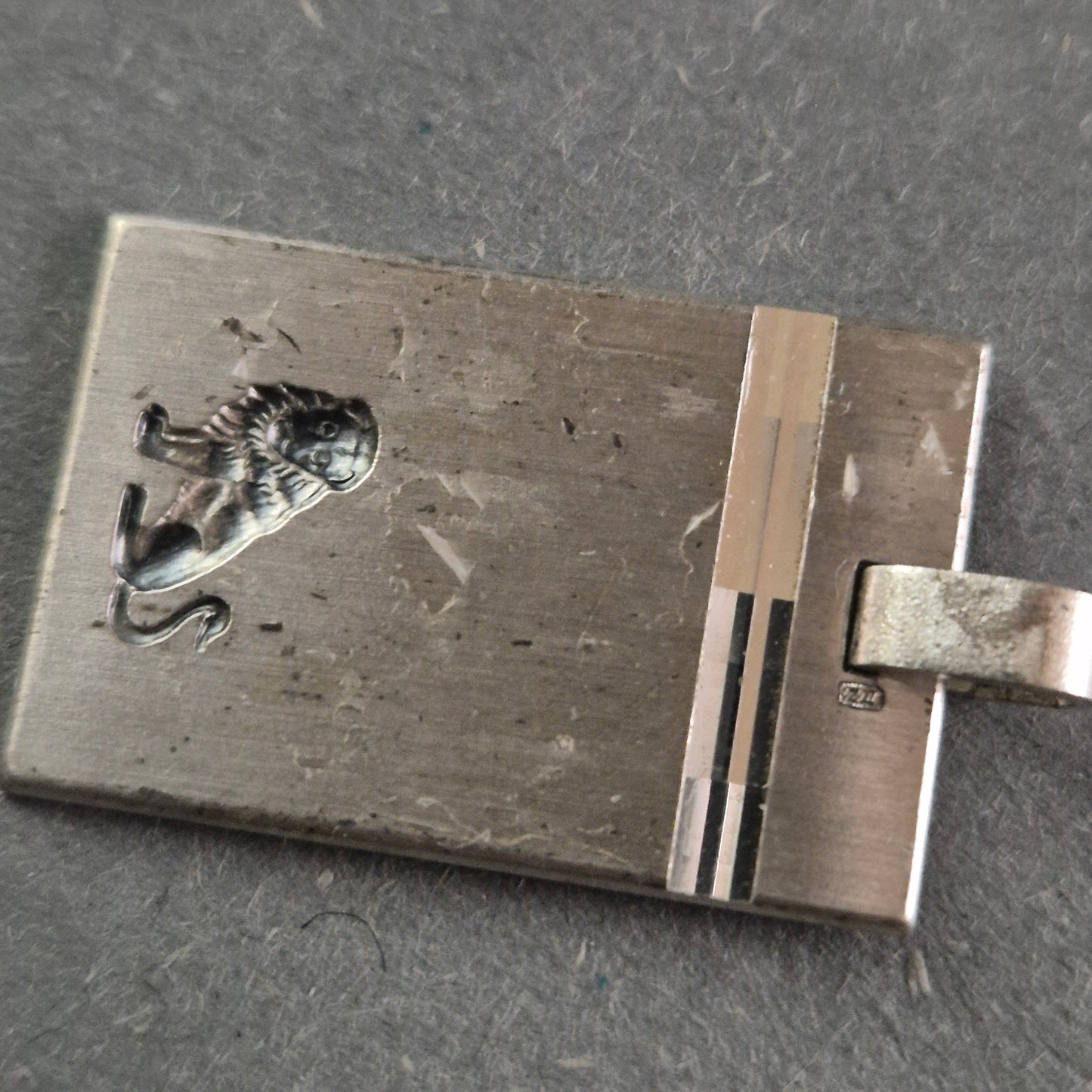 Silberner Anhänger mit Löwenmotiv – Klassisches Design mit Eleganz