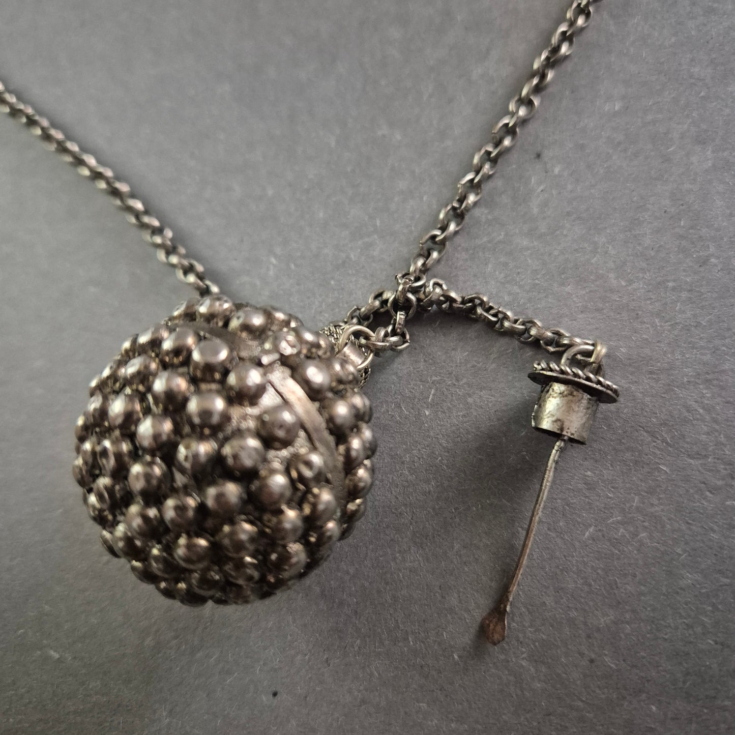 Vintage Sterling Silber Kugel-Anhänger – Extravagantes Design mit Kette