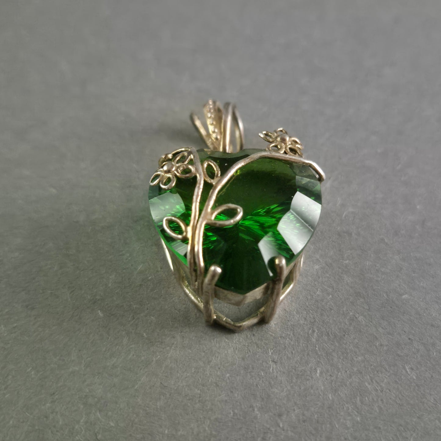 Vintage Sterling Silber Anhänger mit grünem Herzstein – Florales Design