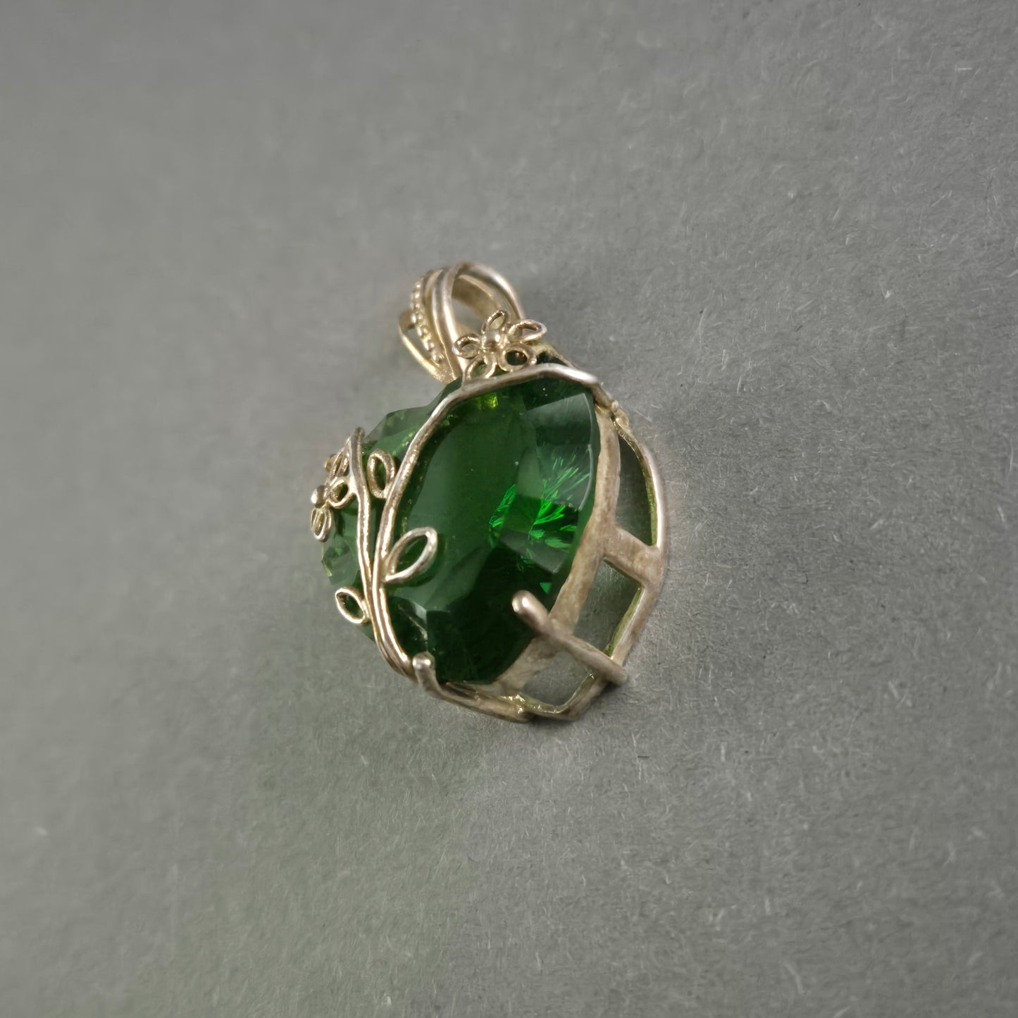 Vintage Sterling Silber Anhänger mit grünem Herzstein – Florales Design