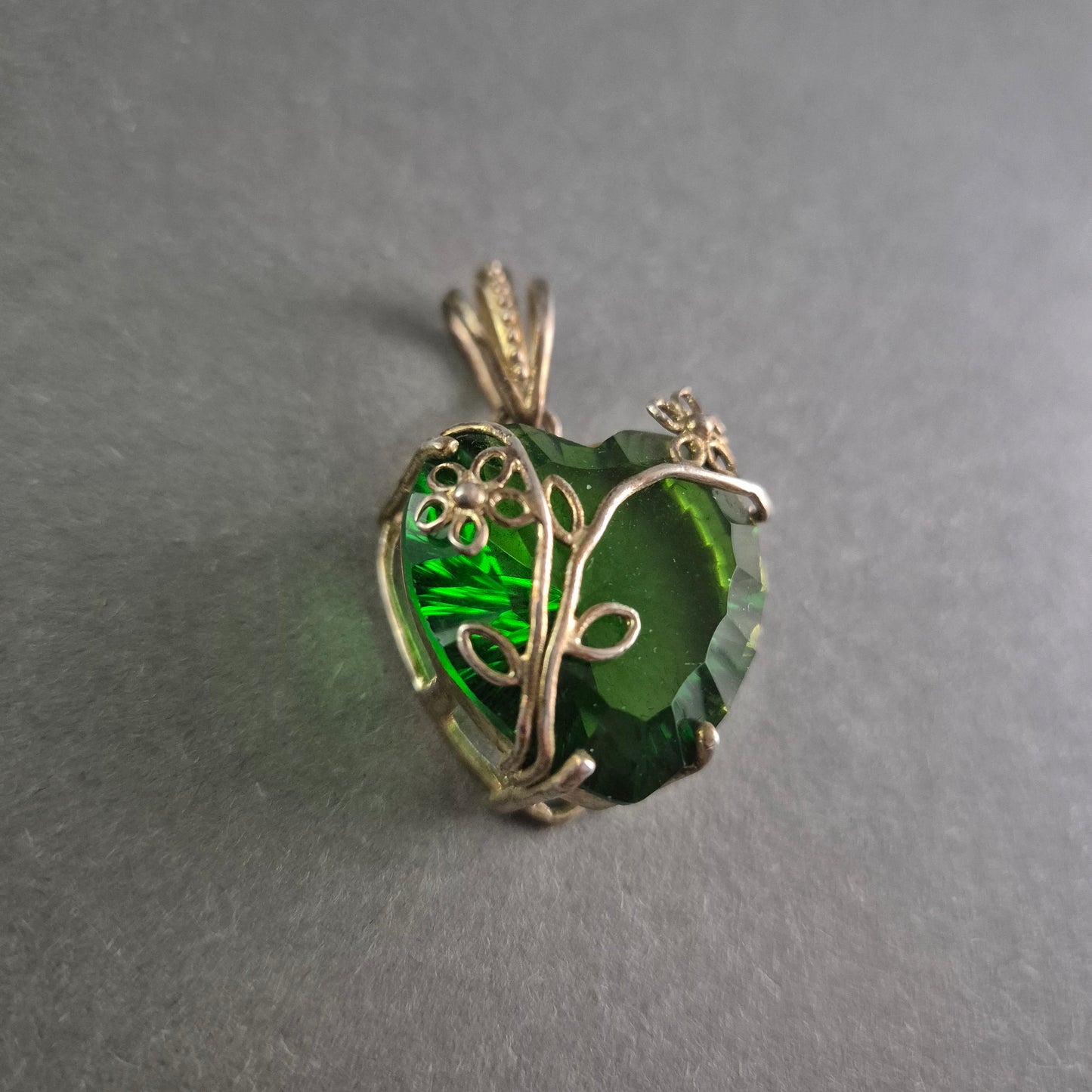 Vintage Sterling Silber Anhänger mit grünem Herzstein – Florales Design