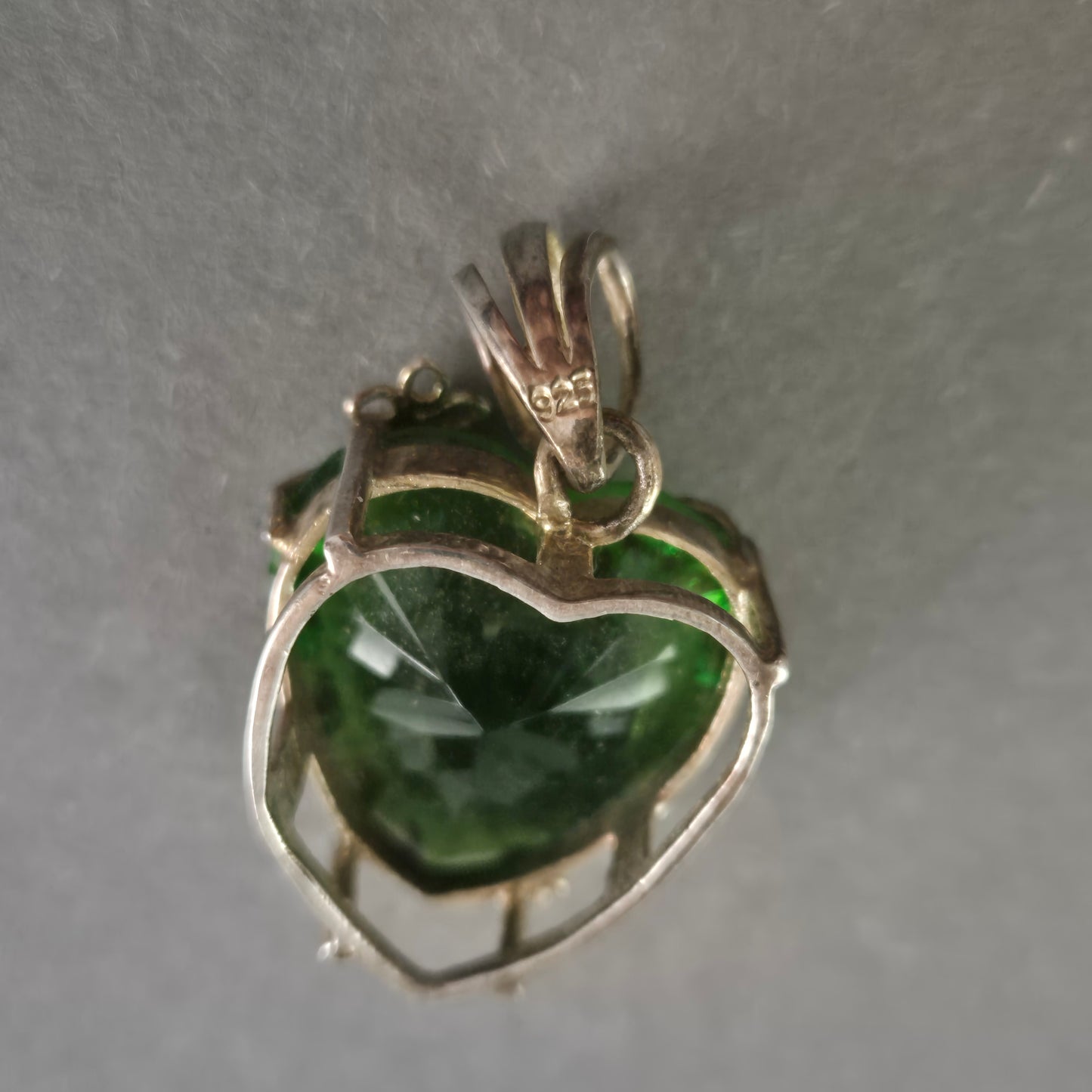 Vintage Sterling Silber Anhänger mit grünem Herzstein – Florales Design