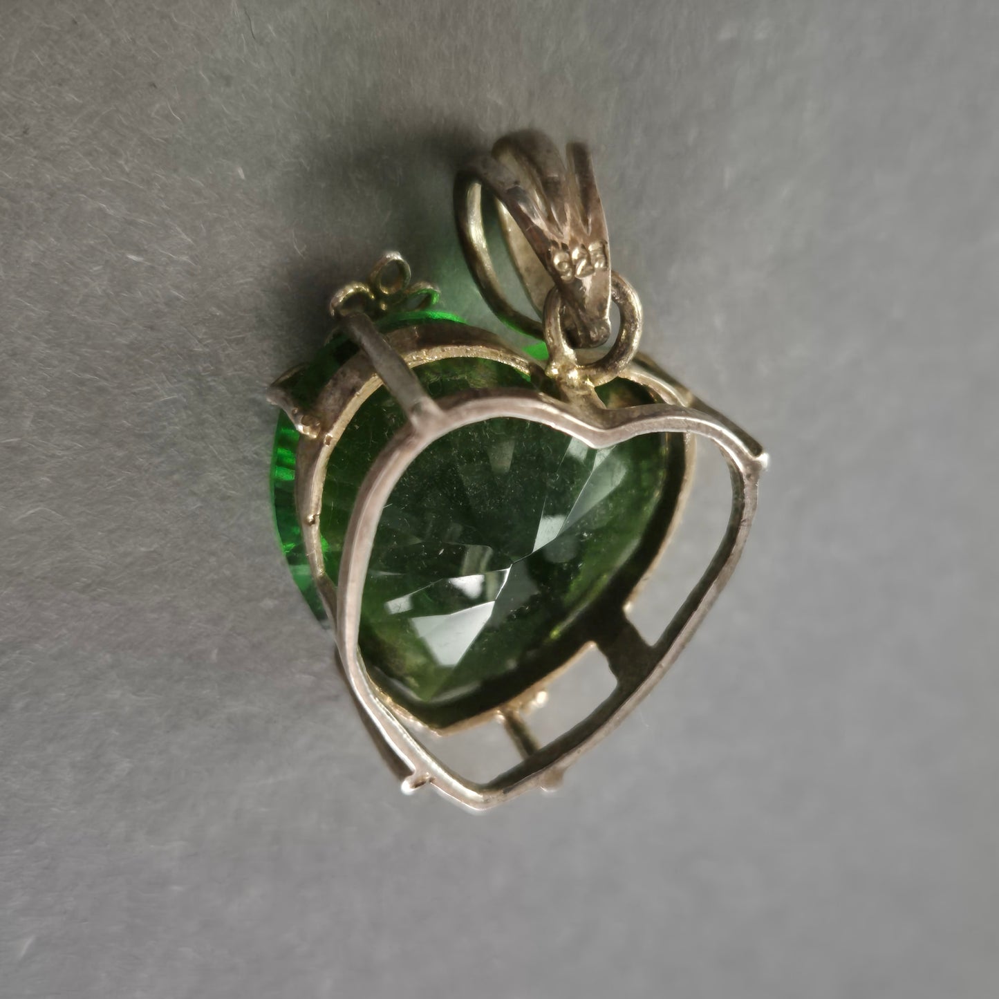 Vintage Sterling Silber Anhänger mit grünem Herzstein – Florales Design