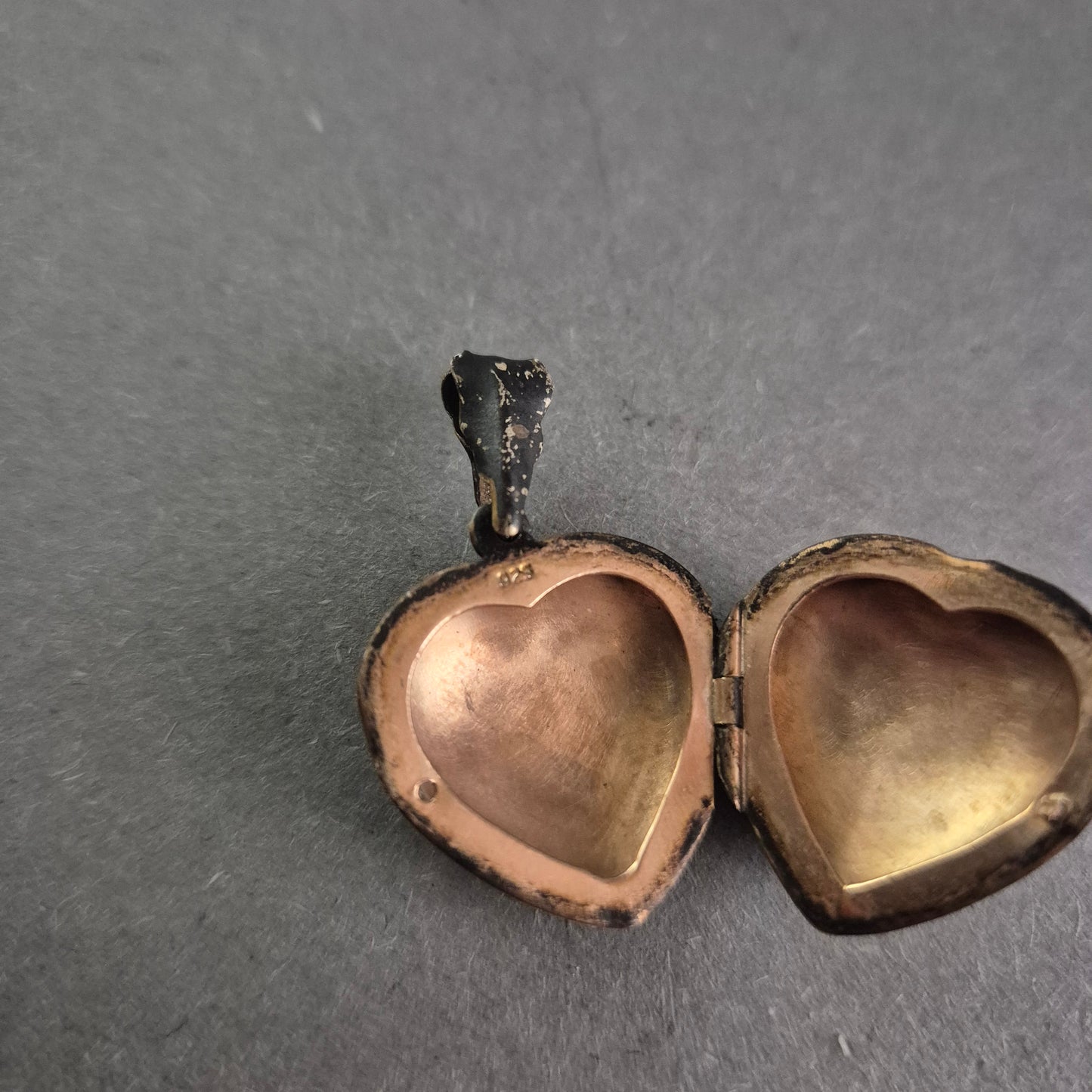 Vintage Sterling Silber Herz-Medaillon mit schwarzem Stein – Zeitloser Charme