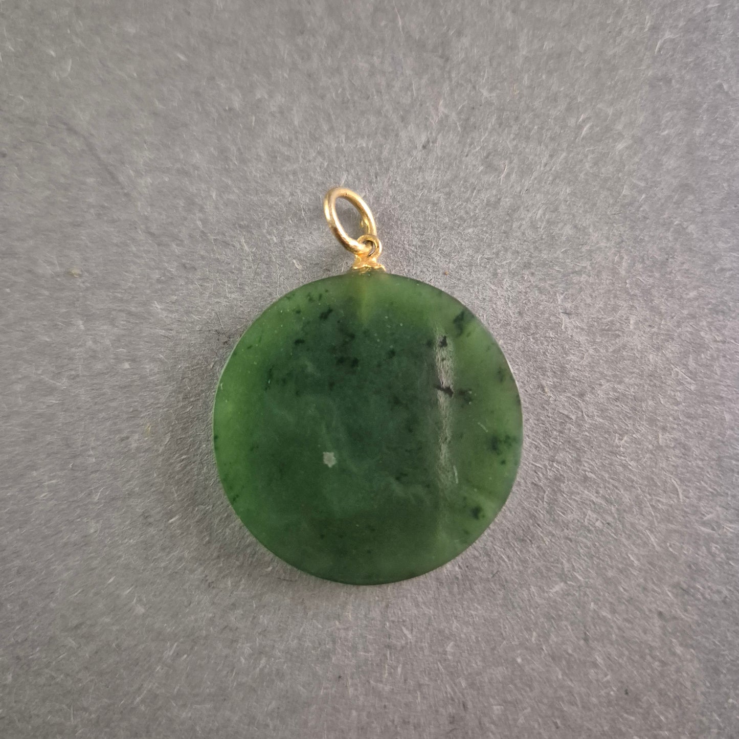 Jade Anhänger mit chinesischem Schriftzeichen – Zeitlose Eleganz