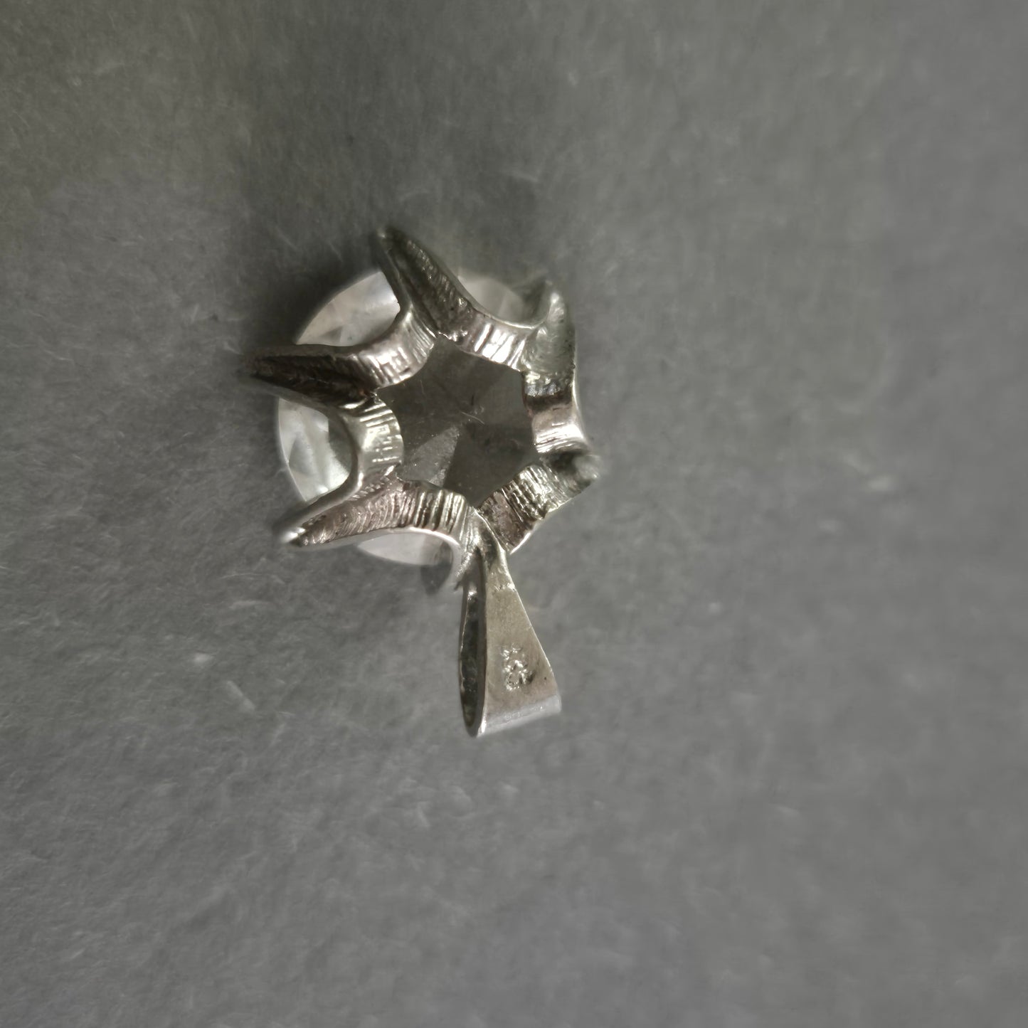 925 Silber Anhänger mit facettiertem Kristall – Eleganz im Stern-Design