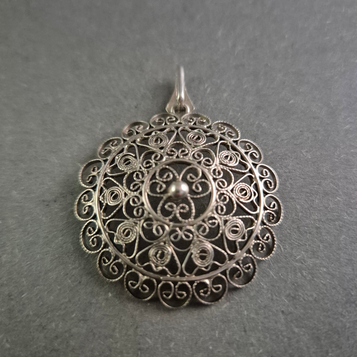 Eleganter Silberanhänger – Filigrane Handwerkskunst im Vintage-Stil
