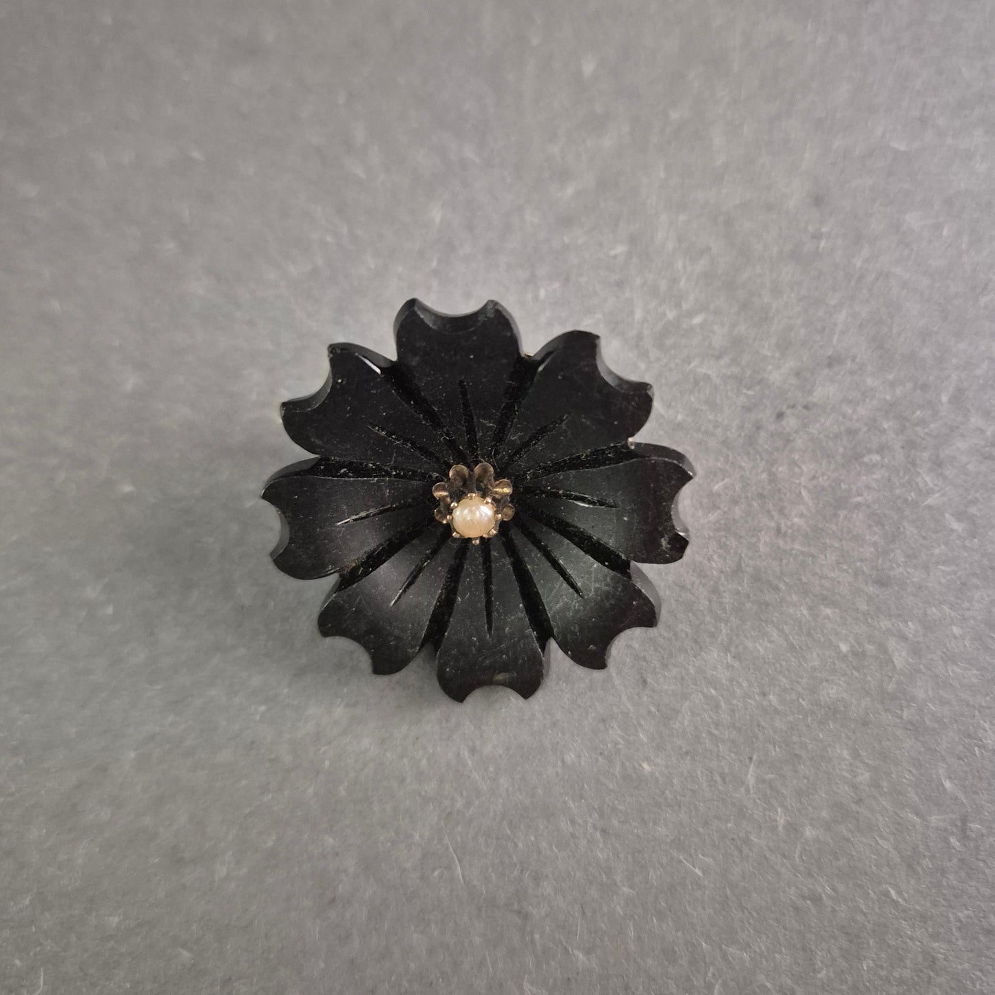 Vintage Brosche mit schwarzer Blüte – Eleganz im antiken Stil