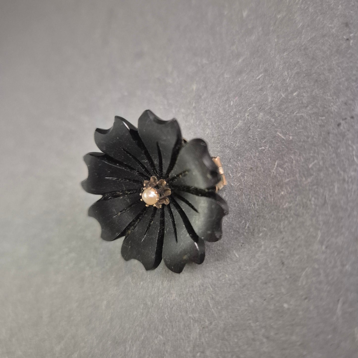 Vintage Brosche mit schwarzer Blüte – Eleganz im antiken Stil