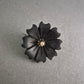 Vintage Brosche mit schwarzer Blüte – Eleganz im antiken Stil