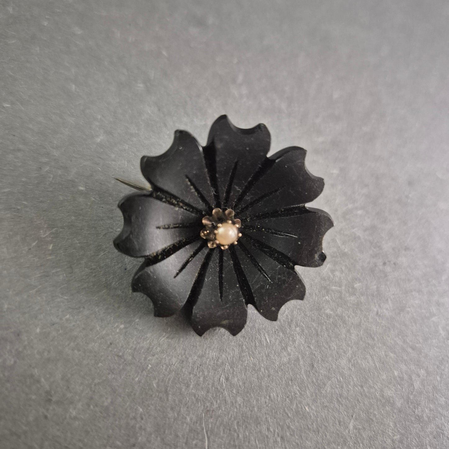 Vintage Brosche mit schwarzer Blüte – Eleganz im antiken Stil