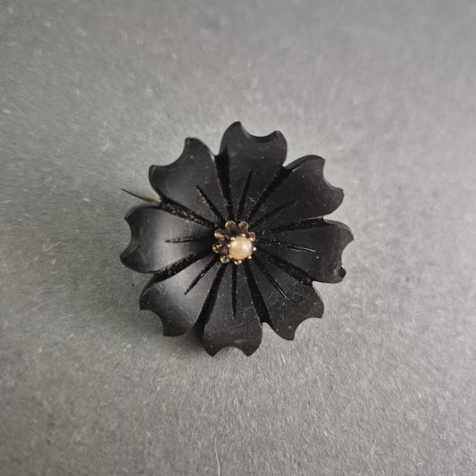 Vintage Brosche mit schwarzer Blüte – Eleganz im antiken Stil