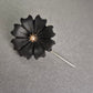Vintage Brosche mit schwarzer Blüte – Eleganz im antiken Stil