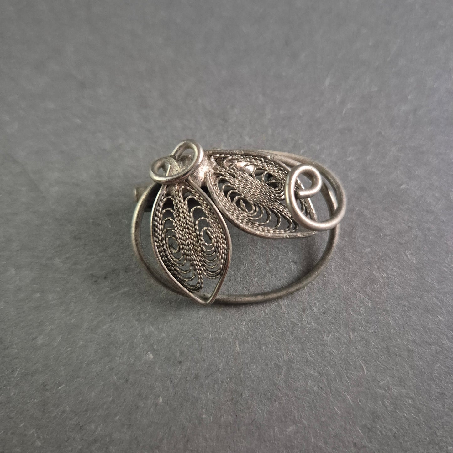 Filigrane Vintage-Brosche – Elegantes Blätter-Design aus Silber