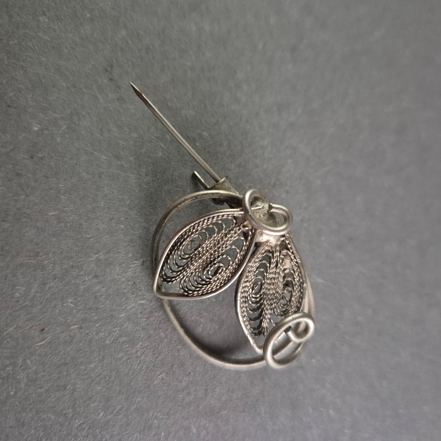 Filigrane Vintage-Brosche – Elegantes Blätter-Design aus Silber