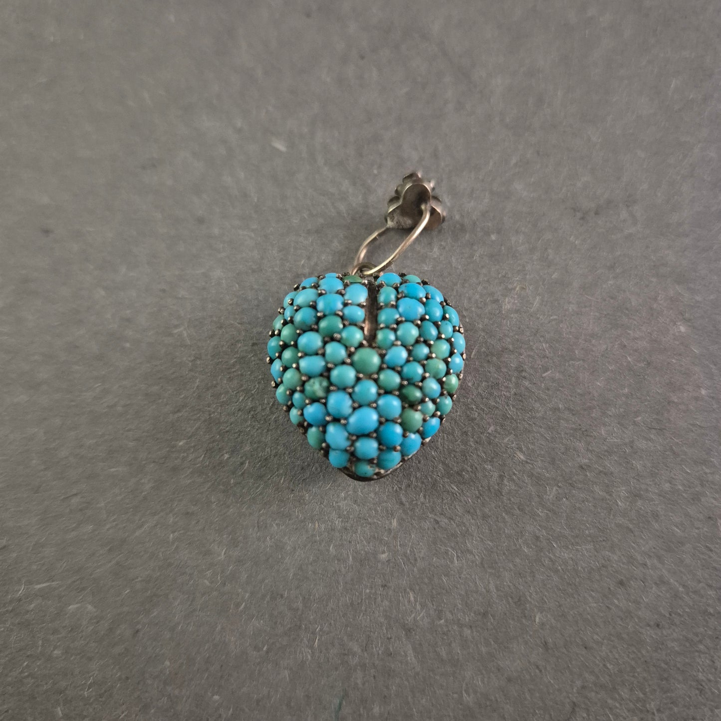 Vintage Medaillon in Herzform – Türkis besetzt mit antikem Charme