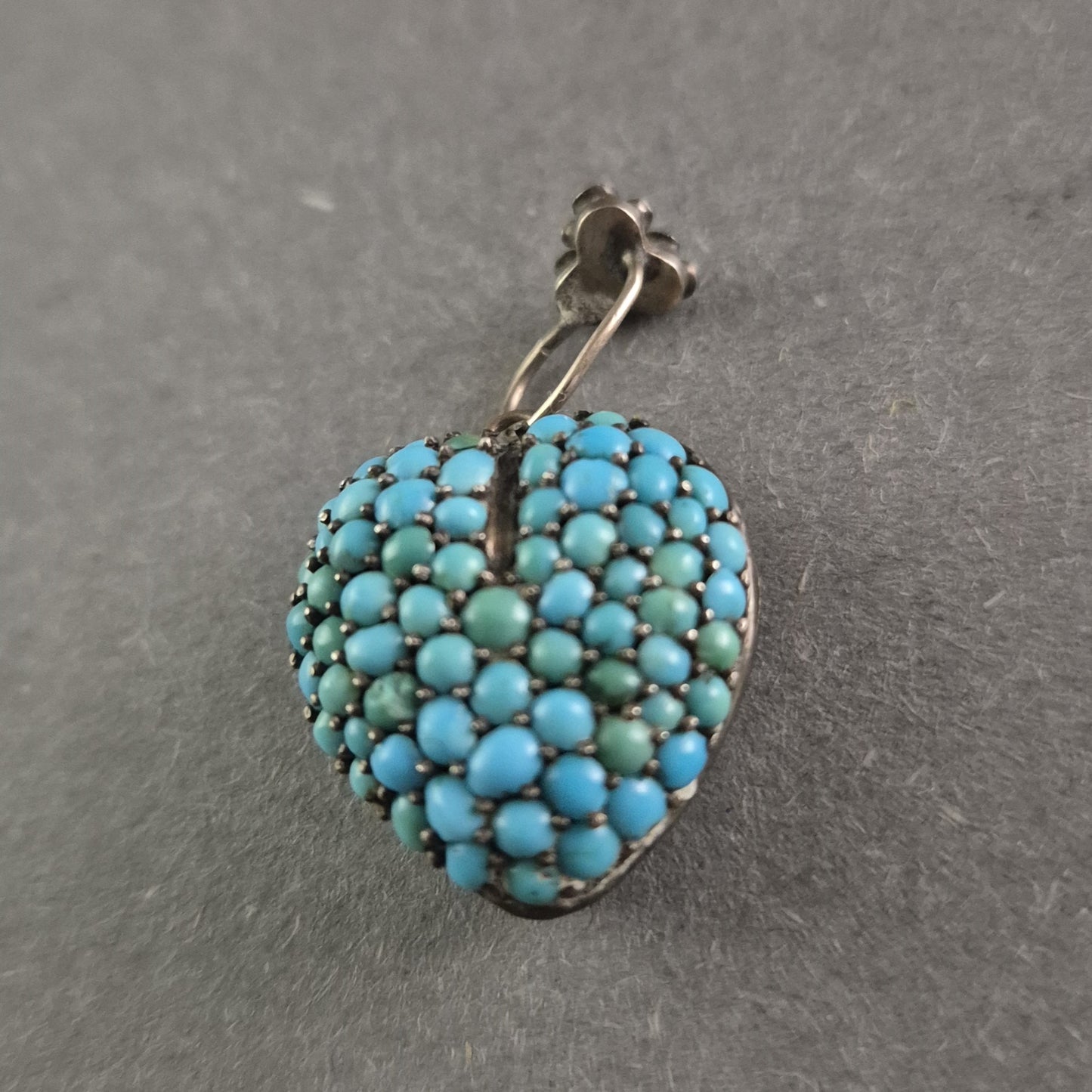 Vintage Medaillon in Herzform – Türkis besetzt mit antikem Charme
