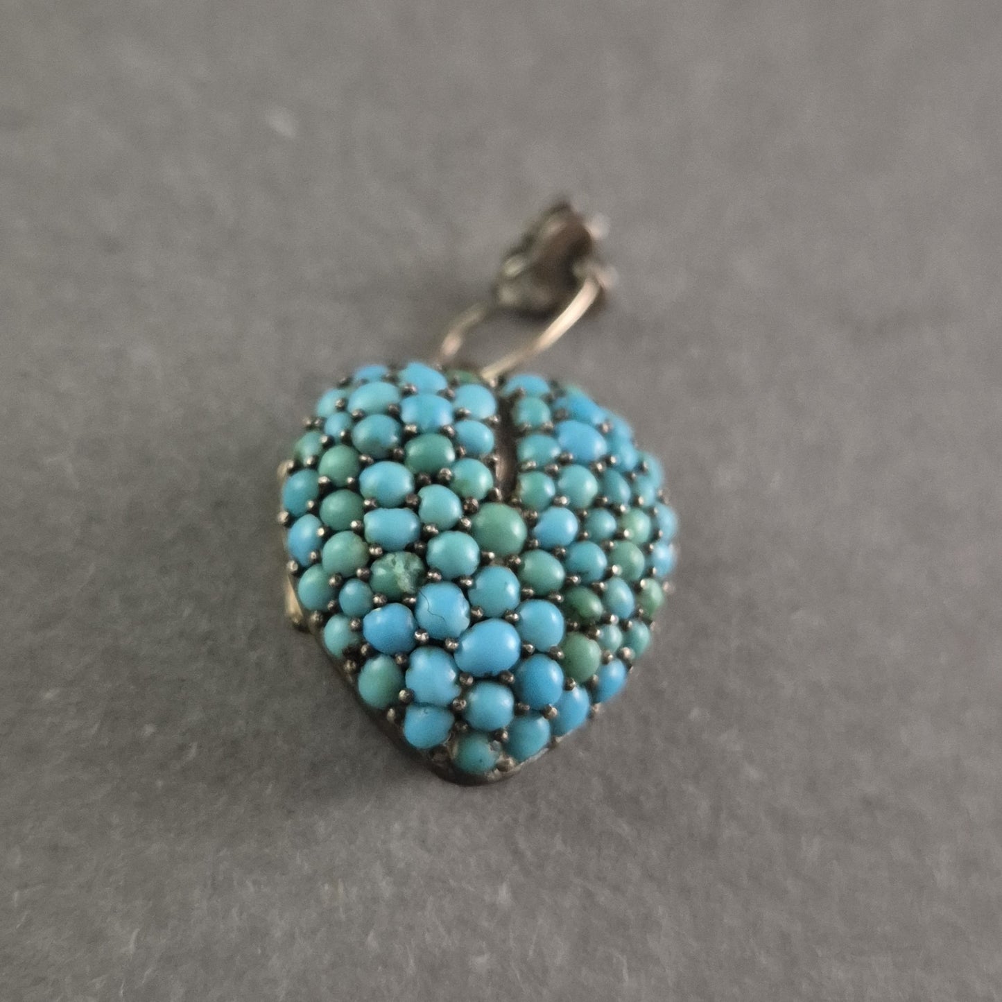 Vintage Medaillon in Herzform – Türkis besetzt mit antikem Charme