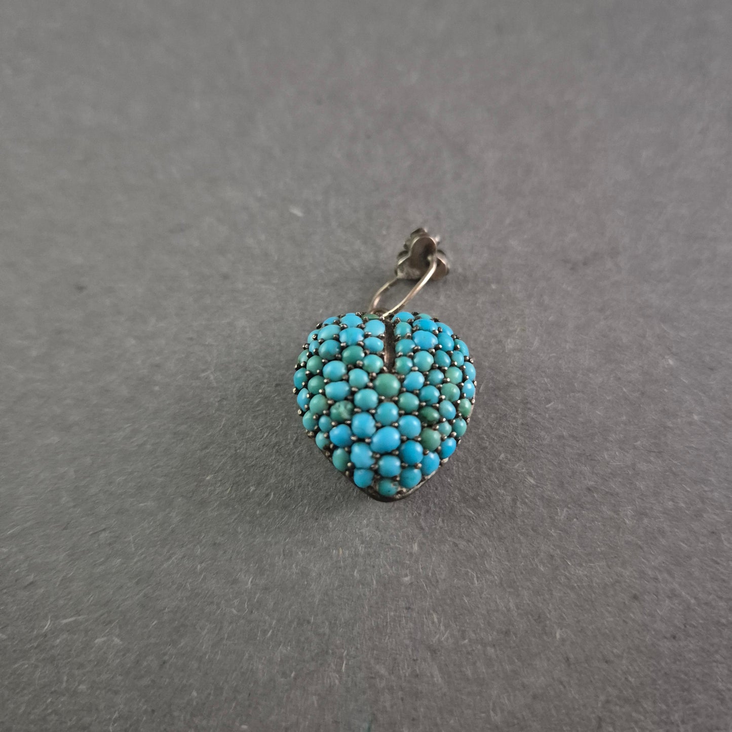 Vintage Medaillon in Herzform – Türkis besetzt mit antikem Charme