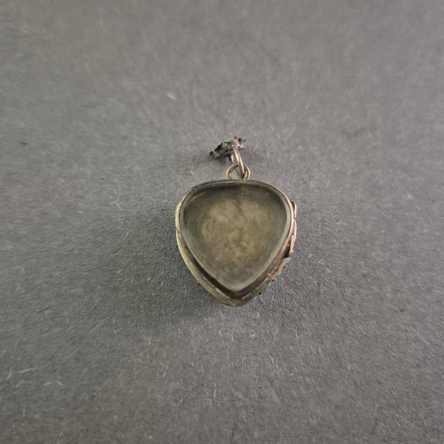 Vintage Medaillon in Herzform – Türkis besetzt mit antikem Charme