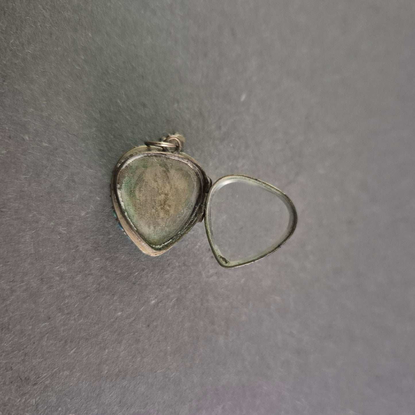 Vintage Medaillon in Herzform – Türkis besetzt mit antikem Charme