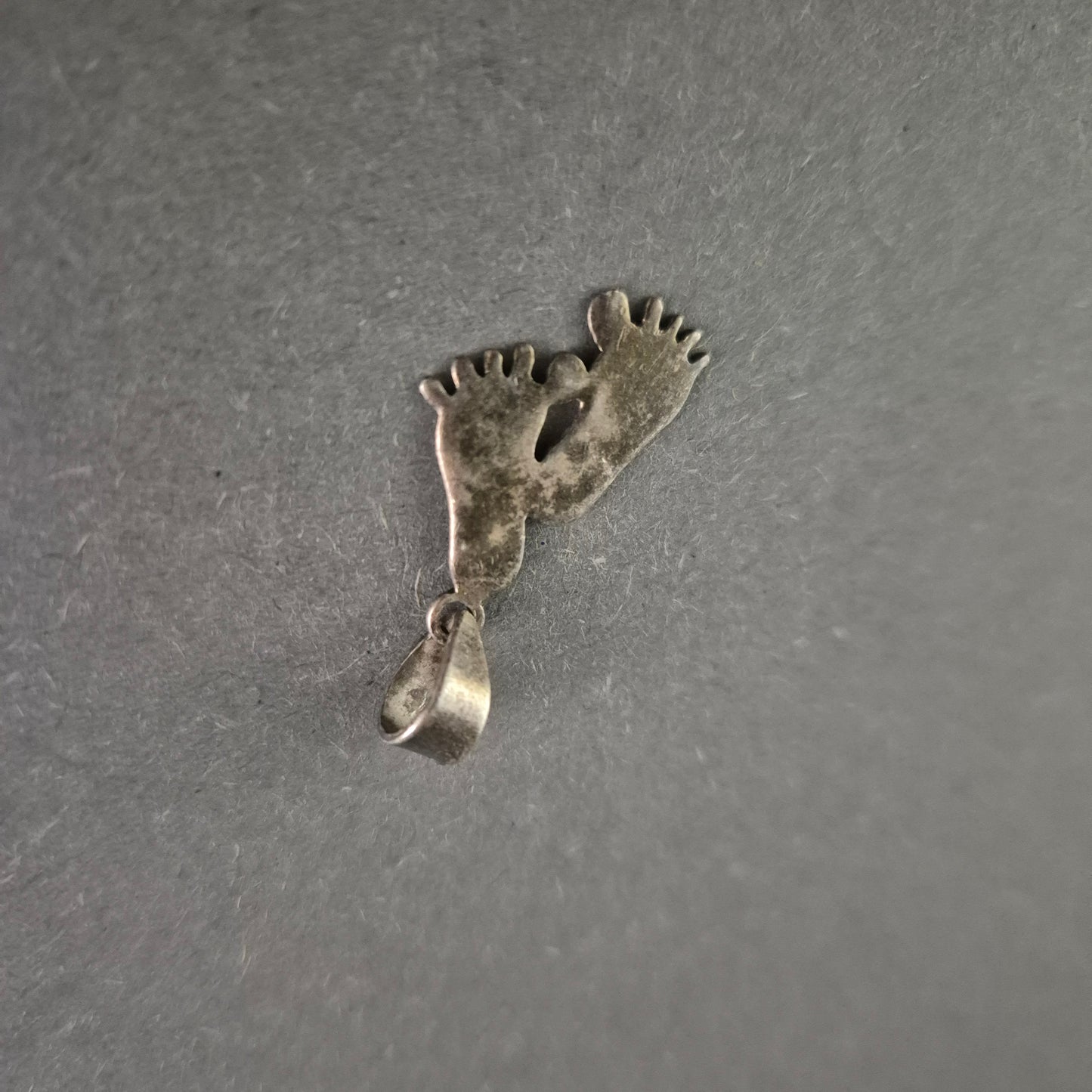 Silberanhänger mit Babyfüßen – Symbolische Erinnerung an besondere Momente