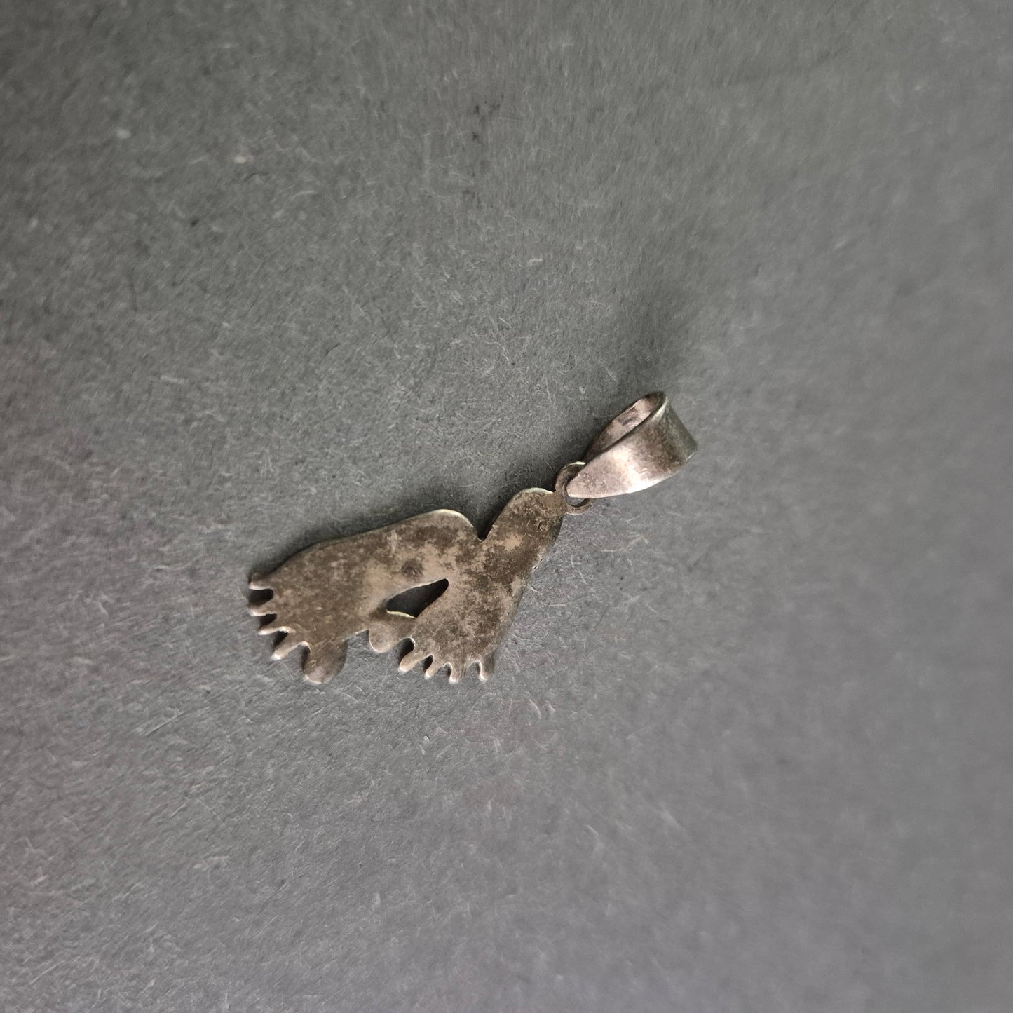 Silberanhänger mit Babyfüßen – Symbolische Erinnerung an besondere Momente