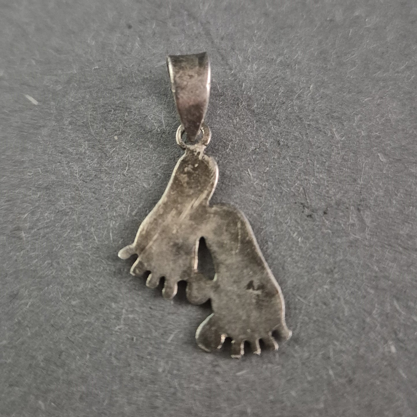 Silberanhänger mit Babyfüßen – Symbolische Erinnerung an besondere Momente