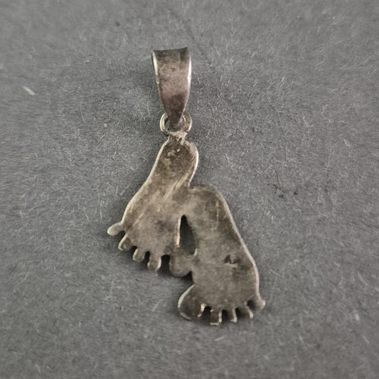 Silberanhänger mit Babyfüßen – Symbolische Erinnerung an besondere Momente