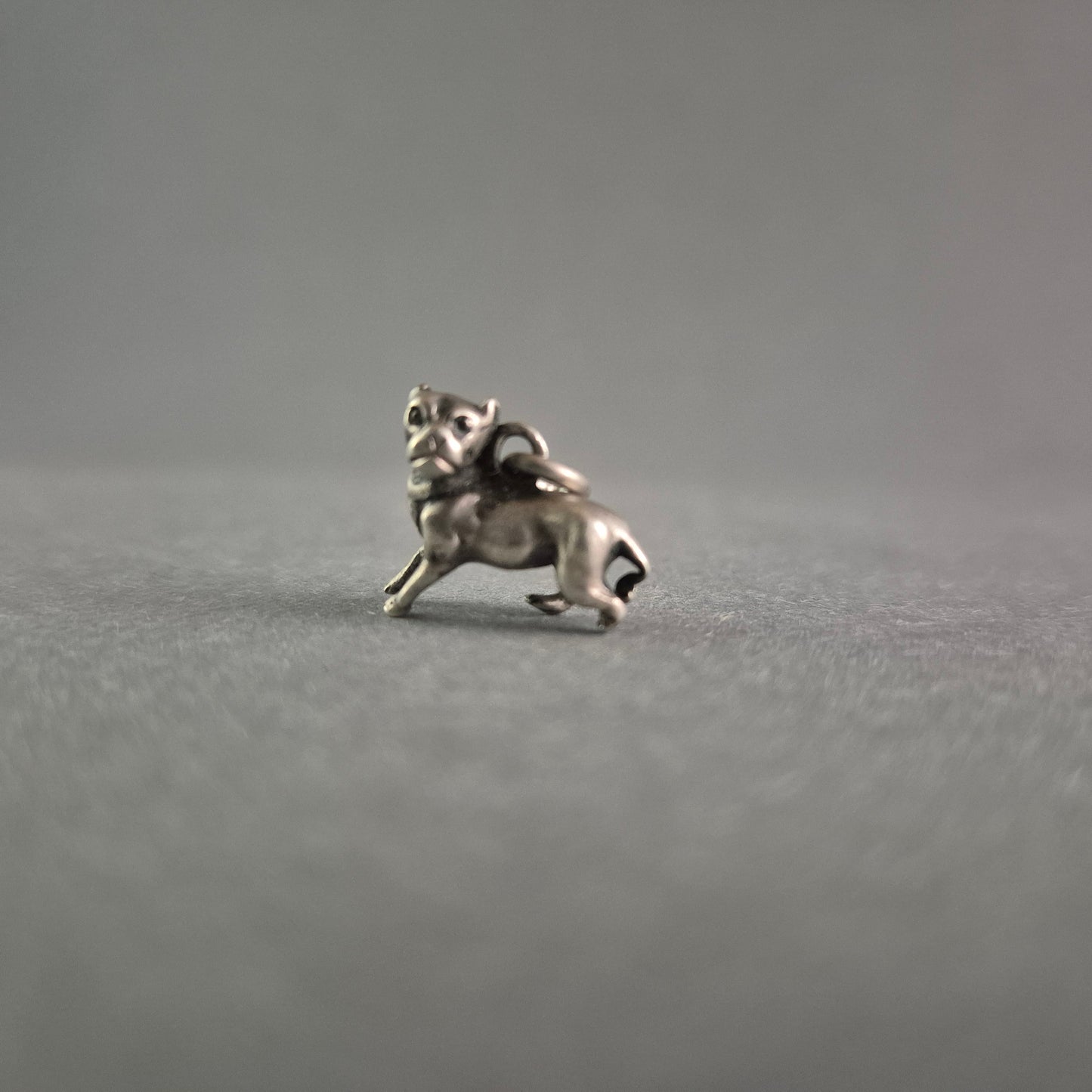 Niedlicher Silberanhänger Hund – Detailreiche Darstellung für Hundefreunde