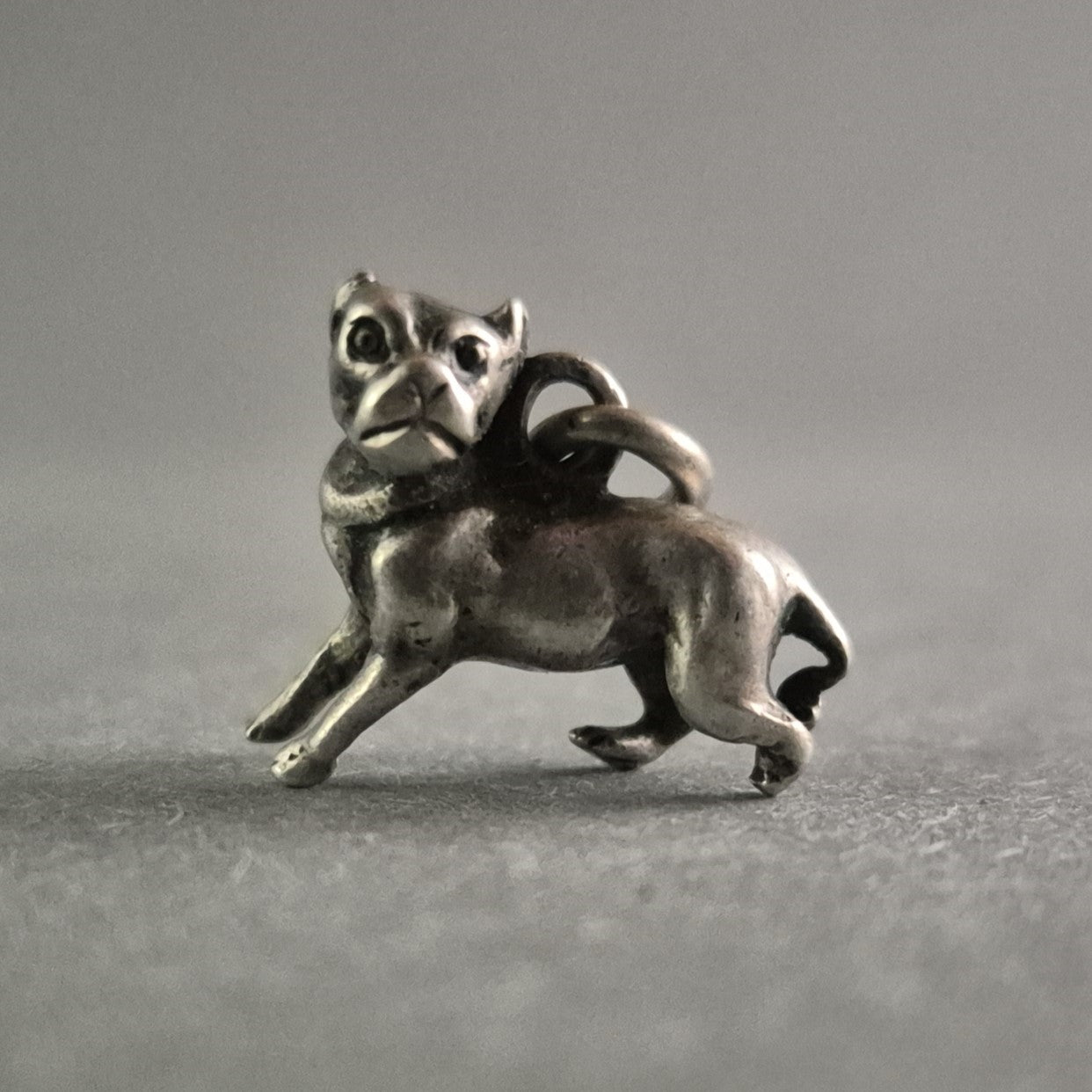 Niedlicher Silberanhänger Hund – Detailreiche Darstellung für Hundefreunde