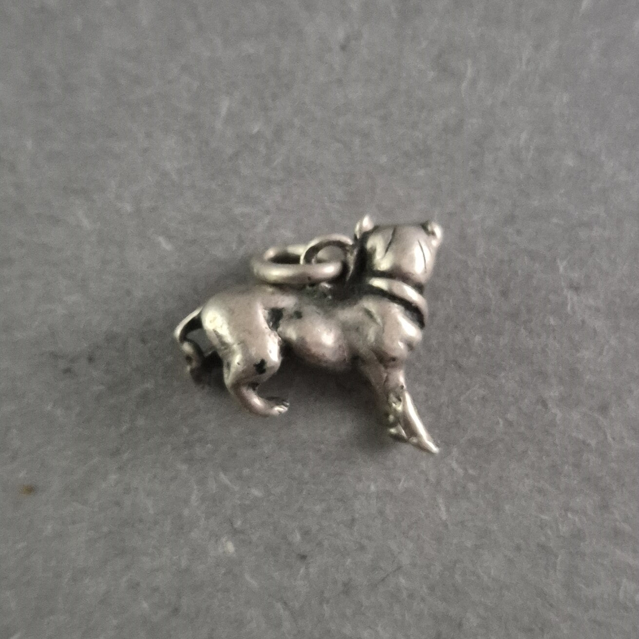 Niedlicher Silberanhänger Hund – Detailreiche Darstellung für Hundefreunde