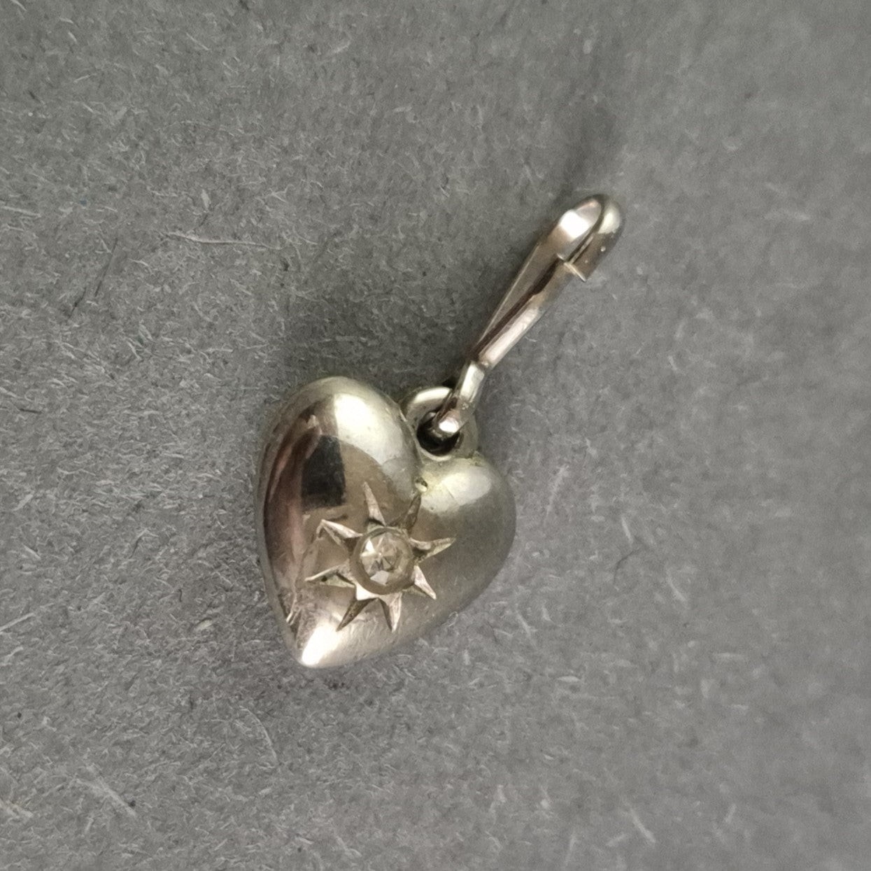 Eleganter Herzanhänger aus Silber – Strahlendes Design mit funkelndem Akzent