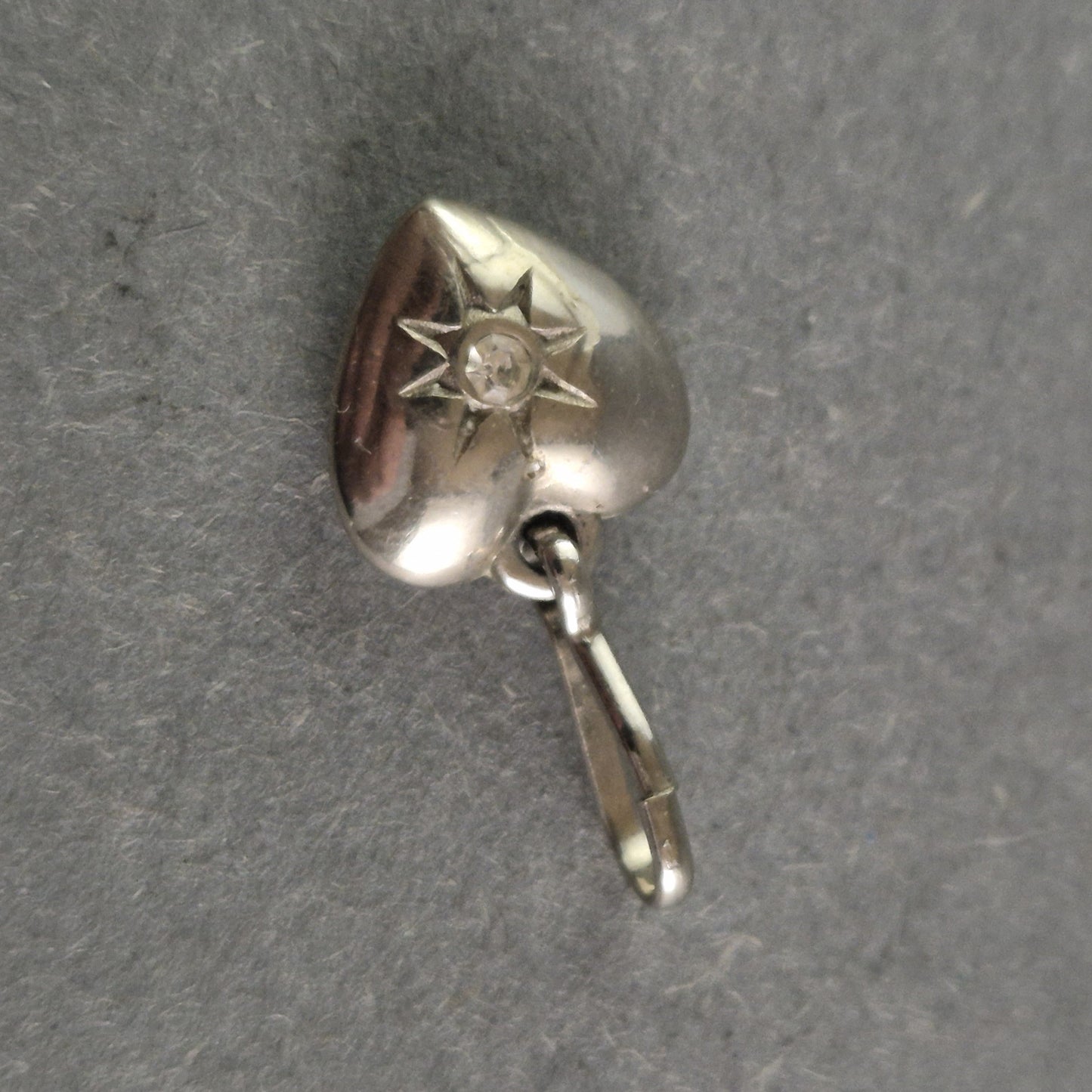 Eleganter Herzanhänger aus Silber – Strahlendes Design mit funkelndem Akzent