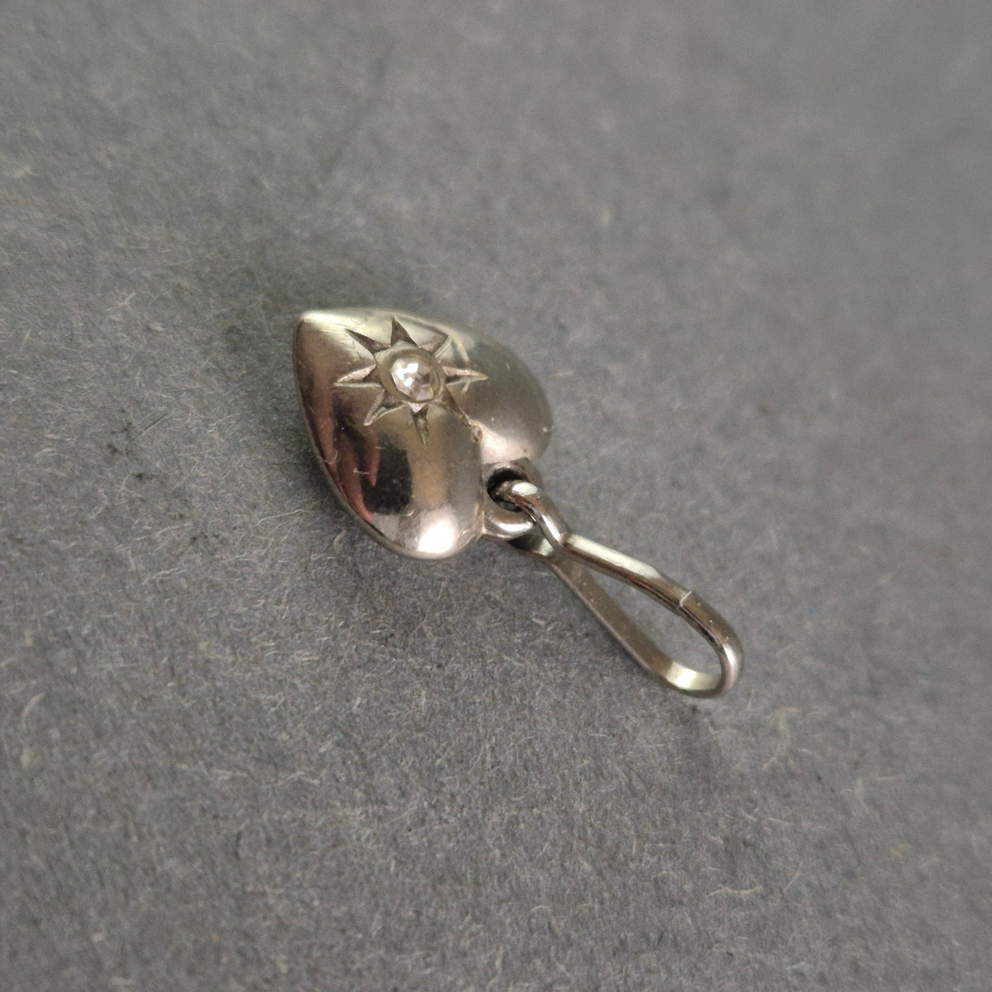 Eleganter Herzanhänger aus Silber – Strahlendes Design mit funkelndem Akzent