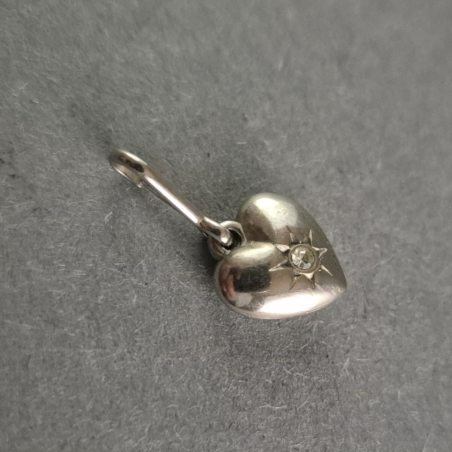 Eleganter Herzanhänger aus Silber – Strahlendes Design mit funkelndem Akzent