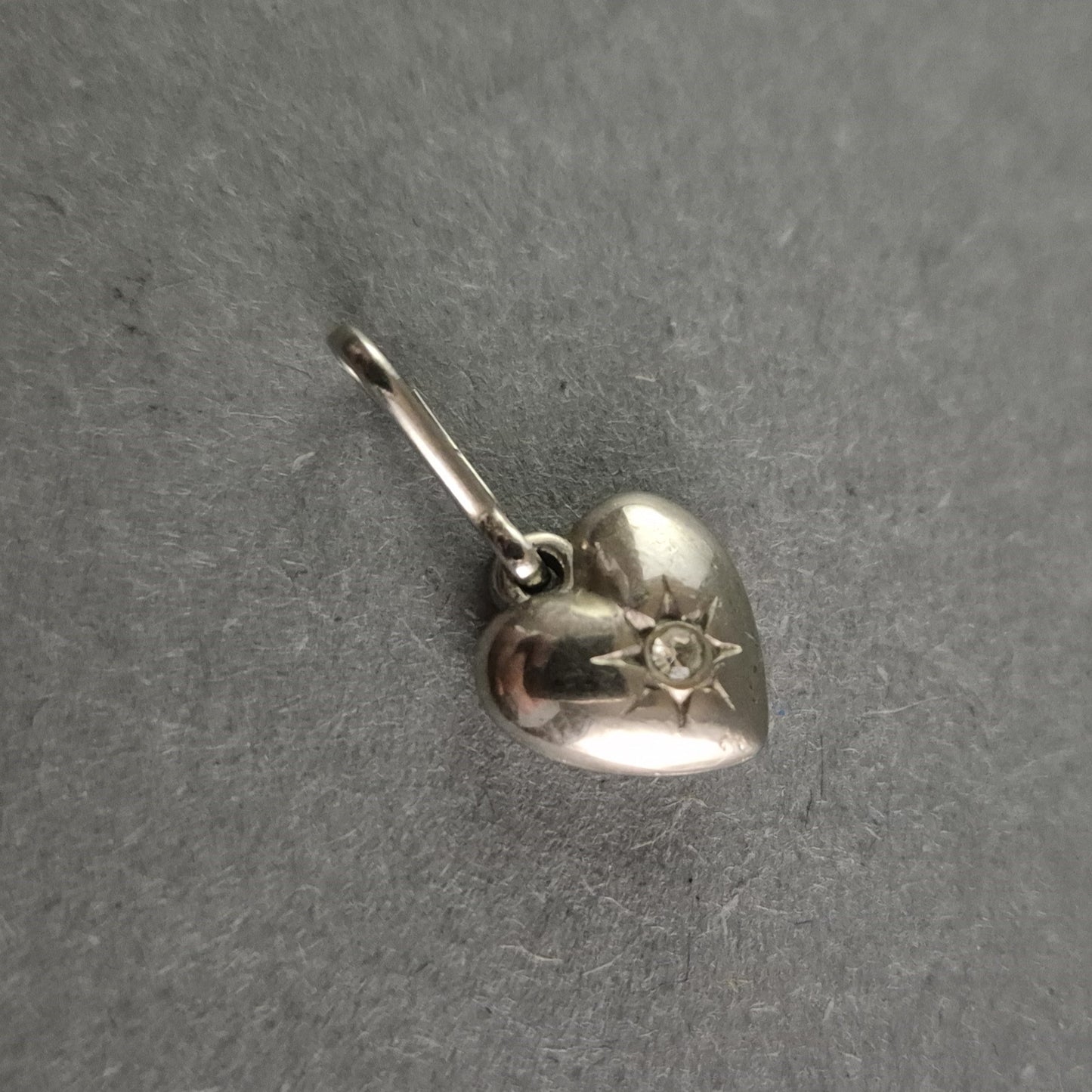 Eleganter Herzanhänger aus Silber – Strahlendes Design mit funkelndem Akzent