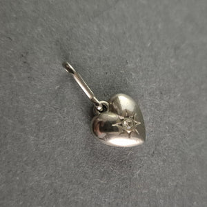 Eleganter Herzanhänger aus Silber – Strahlendes Design mit funkelndem Akzent