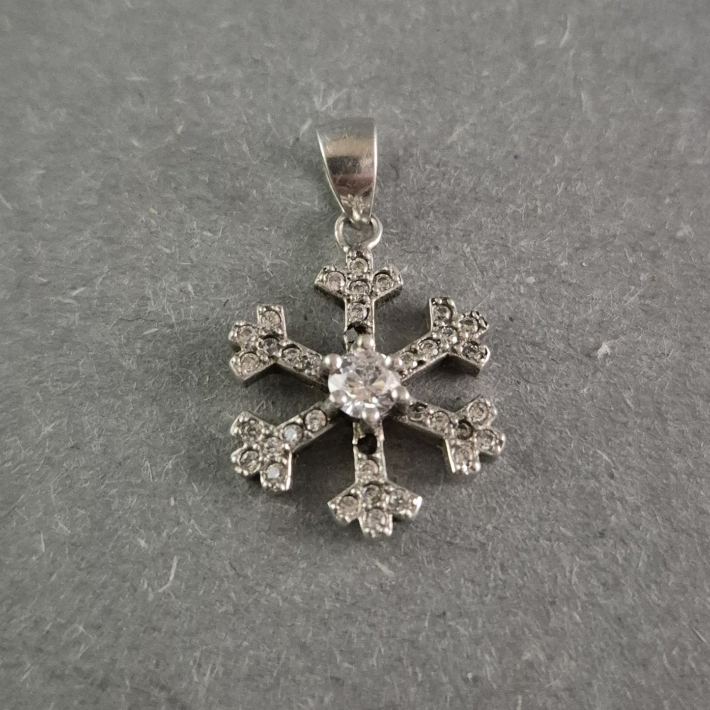 Schneeflocken-Anhänger aus Silber – Funkelnde Eleganz mit Zirkonia