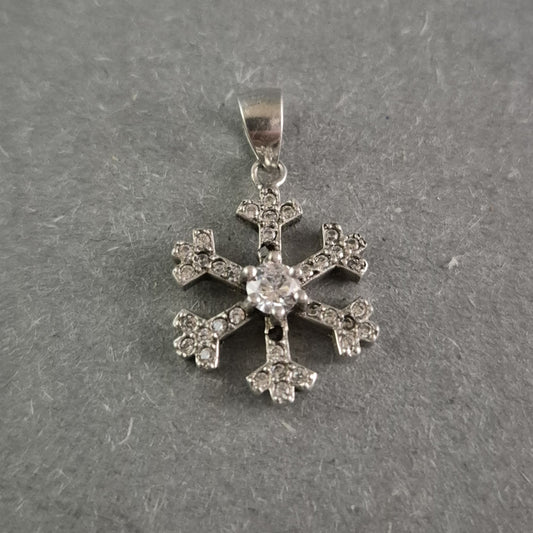 Schneeflocken-Anhänger aus Silber – Funkelnde Eleganz mit Zirkonia