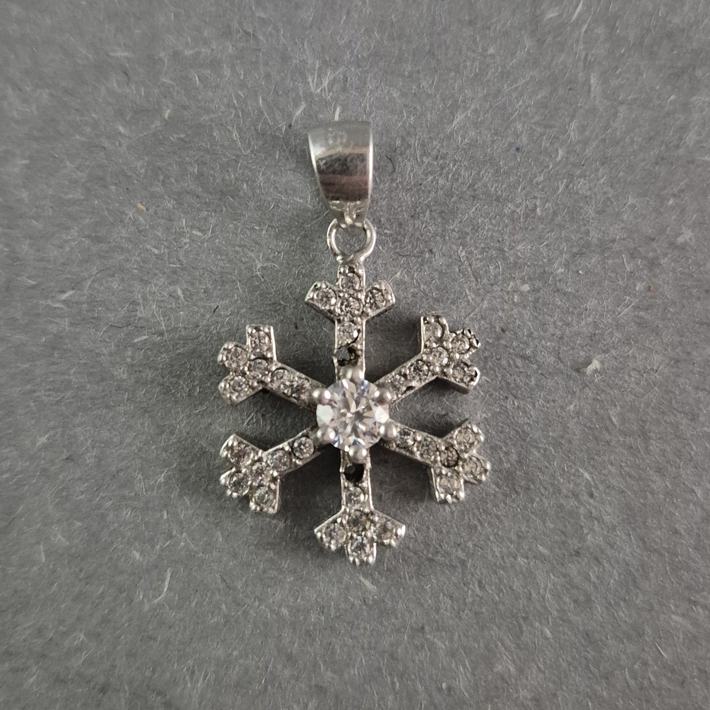 Schneeflocken-Anhänger aus Silber – Funkelnde Eleganz mit Zirkonia